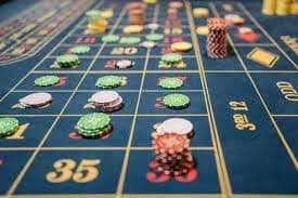 Người chơi tham gia ván Bingo trực tuyến trên điện thoại di động tại Việt Nam